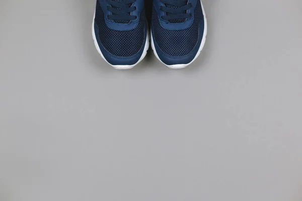 Baskets classiques bleues sur fond gris. Concept pour un mode de vie sain et un entraînement quotidien . — Photo