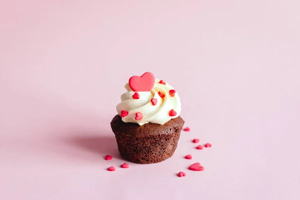 Valentine cupcake, decorado com corações doces no fundo pastel rosa . — Fotografia de Stock
