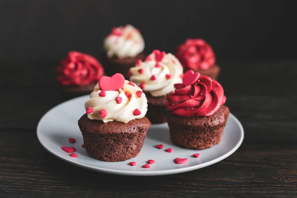 Cupcakes Valentine, servido no prato e decorado com corações doces . — Fotografia de Stock