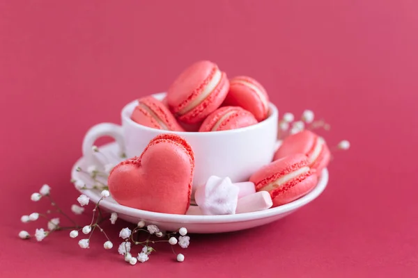 Fondo del día de San Valentín con macarrones y malvaviscos en forma de corazón francés rosado . — Foto de Stock