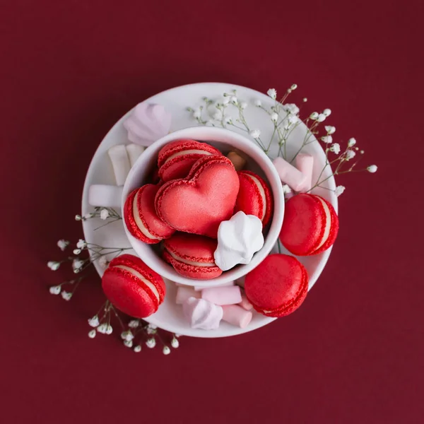 Fondo del día de San Valentín con macarrones y malvaviscos en forma de corazón francés rosado . — Foto de Stock