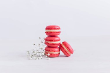 Beyaz arka planda küçük çiçekli lezzetli Fransız kurabiyeleri..  