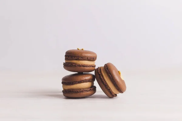 Leckere Französische Macarons Auf Weißem Hintergrund Schokoladenmacarons Mit Erdnüssen Platz — Stockfoto