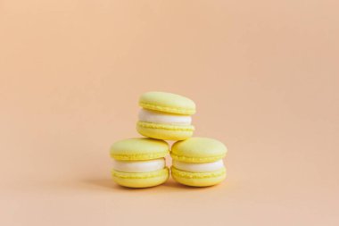 Şeftalili pastel arka planda sarı badem kurabiyesi. Limonlu kurabiye. Metin için yer.