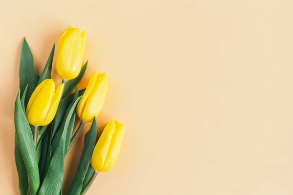 Zarte Gelbe Tulpen Auf Pastellfarbenem Pfirsichhintergrund Grußkarte Zum Muttertag Flach — Stockfoto