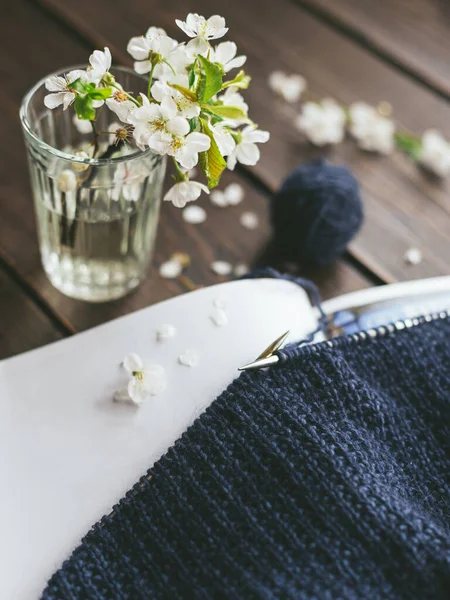 Tejer Mano Con Aguja Bola Hilo Vidrio Con Flor Primavera — Foto de Stock