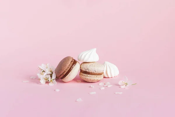 Lekkere Franse Macarons Marshmallows Lentebloesem Een Roze Pastelachtergrond Romantische Lente — Stockfoto