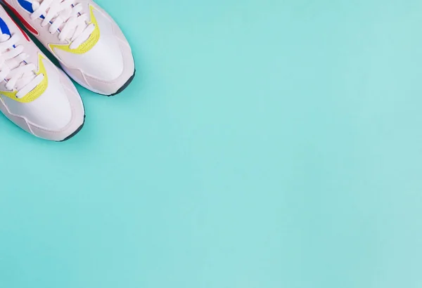 Flerfärgade Sneakers Turkos Pastell Bakgrund Begreppet Hälsosam Livsstil Och Vardagsträning — Stockfoto