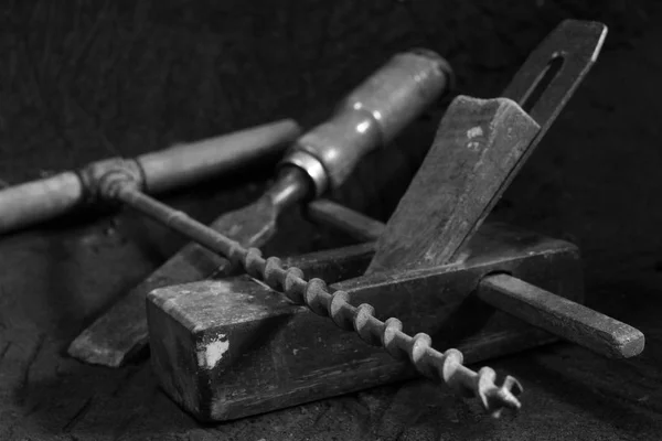 Un conjunto de herramientas tradicionales de madera antigua de época a imagen en blanco y negro. — Foto de Stock