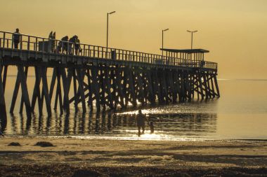 Rıhtımda, gün batımına yakın serinliyoruz.