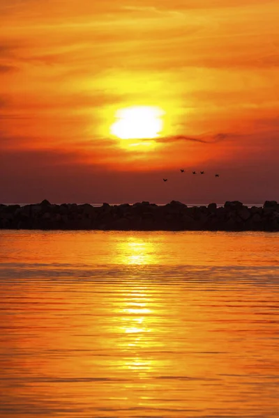 Zachód słońca na falochronie — Zdjęcie stockowe