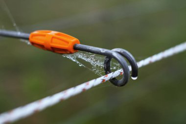 Çiftlikte elektrikli tel örgü
