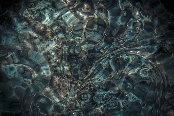 Плавающие Масляные Завихрения Поверхности Воды Вода Течет Медленно — стоковое фото