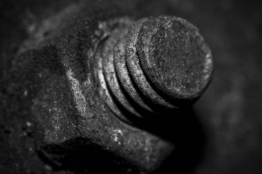 Kirli ve paslı somun içinde siyah ve beyaz resim