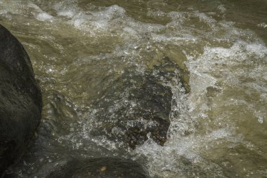 Yakın çekim güzel nehir suyu akarsu manzarası kaya ile 