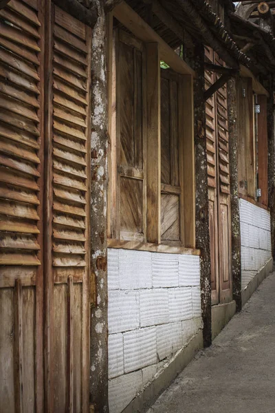 Traditionelle Dekorative Klassische Holzfenster — Stockfoto