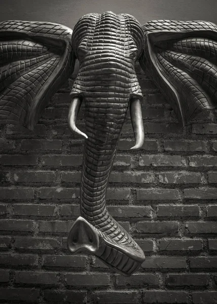 Patung Kepala Gajah Besar Seni Dinding Bata Riam Tepi Sungai — Stok Foto