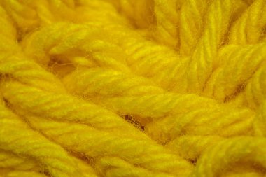 Yakın çekim makro çekim iplik yumağında sarı yün iplik