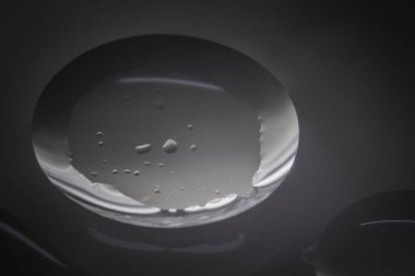 Makro çekim baloncukları yüzüyor gibi görünüyor. Cam yüzeyinde suyla karıştırılmış yağ pişiriyorlar. 