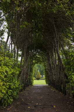 Dunrobin Kalesi 'nin bahçeleri, Sutherland, İskoçya' da görkemli bir ev.