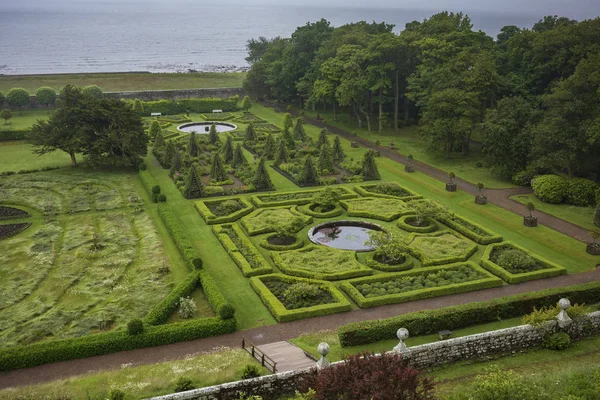 Les jardins du château de Dunrobin, une demeure majestueuse à Sutherland, en Écosse — Photo