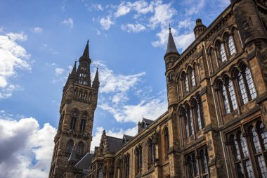 Glasgow Üniversitesi 'ndeki Bute Hall' daki gotik çan kulesi bulutlu bir günde dimdik ayakta duruyor.. 