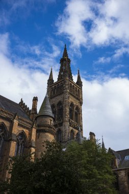 Glasgow Üniversitesi 'ndeki Bute Hall' daki gotik çan kulesi bulutlu bir günde dimdik ayakta duruyor.. 