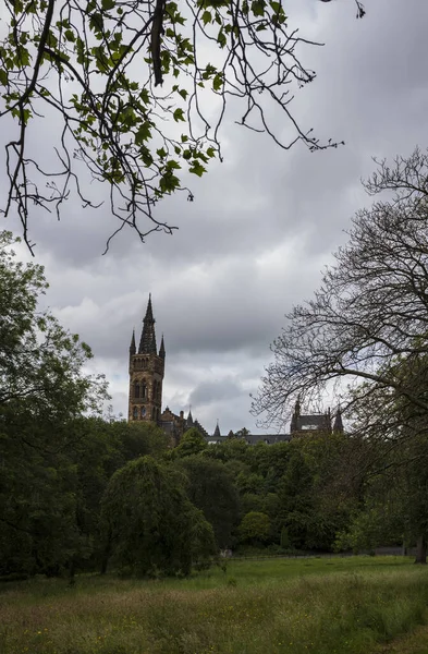 A torre gótica assinatura sino em Bute Hall na Universidade de Glasgow fica alta durante um dia nublado . — Fotografia de Stock