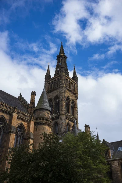 Підпис готичного дзвіниця в Б'ют Холл в університеті Глазго височить під час хмарного дня.. — стокове фото