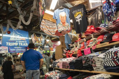 Müşteriler Trump Land 'de öğelere göz atıyor