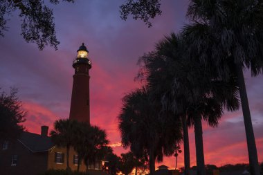 Güneş doğarken parlayan Ponce de Leon Körfezi Işığı