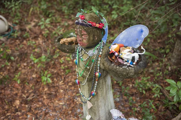 Brimming with colorful fairy wings, gnomes, flowers, and fairy dust, the hidden Fairy Trail of  Horseshoe Park, is made up of paths that run through the woods, which is part of the Cassadaga Spiritualist Camp. — Stock Photo, Image