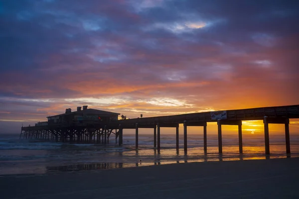 Sunrise over a fishing pier — Stock Photo, Image