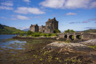 Eilean Donan, Dornie köyünün yakınlarında güzel bir kale.