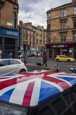 Glasgow, İskoçya / Uk - 30 Haziran 2019: Birleşik Krallık 'ın ulusal bayrağı olan İngiliz bayrağı Glasgow' un Hillhead mahallesindeki bir aracın çatısına çizildi.. 
