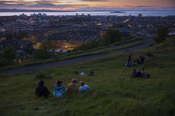 Edimburgo Escocia Reino Unido Junio 2019 Picnickers Watch Sunset Calton — Foto de Stock