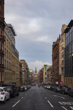 Glasgow, İskoçya / Uk, 29 Haziran 2019: Nelson Mandela Place 'de bulunan W. George Caddesi' nden St. George Tron Kilisesi 'ne, İskoçya Kilisesi' ne doğru sokak manzarası. 