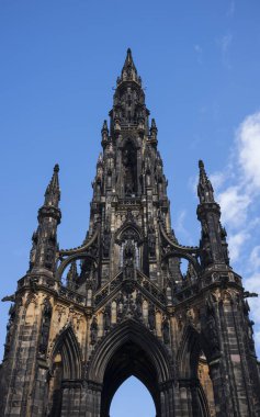 İskoç yazar Sir Walter Scott 'a ait Viktorya Dönemi Gotik anıtı olan Scott Anıtı açık mavi gökyüzüne karşı. İskoçya 'nın Edinburgh kentindeki Princes Street Gardens' da yer alan eser, dünyanın en büyük ikinci sanat eseridir.. 