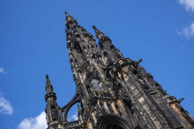 İskoç yazar Sir Walter Scott 'a ait Viktorya Dönemi Gotik anıtı olan Scott Anıtı açık mavi gökyüzüne karşı. İskoçya 'nın Edinburgh kentindeki Princes Street Gardens' da yer alan eser, dünyanın en büyük ikinci sanat eseridir.. 