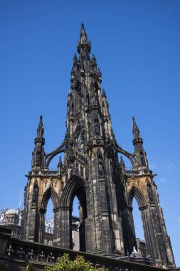 İskoç yazar Sir Walter Scott 'a ait Viktorya Dönemi Gotik anıtı olan Scott Anıtı açık mavi gökyüzüne karşı. İskoçya 'nın Edinburgh kentindeki Princes Street Gardens' da yer alan eser, dünyanın en büyük ikinci sanat eseridir.. 