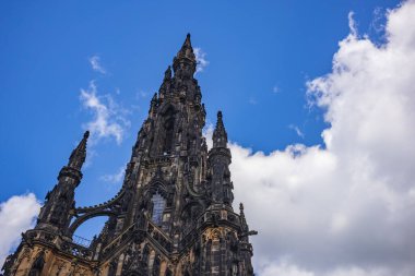 İskoç yazar Sir Walter Scott 'a ait Viktorya Dönemi Gotik anıtı olan Scott Anıtı açık mavi gökyüzüne karşı. İskoçya 'nın Edinburgh kentindeki Princes Street Gardens' da yer alan eser, dünyanın en büyük ikinci sanat eseridir.. 