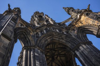 İskoç yazar Sir Walter Scott 'a ait Viktorya Dönemi Gotik anıtı olan Scott Anıtı açık mavi gökyüzüne karşı. İskoçya 'nın Edinburgh kentindeki Princes Street Gardens' da yer alan eser, dünyanın en büyük ikinci sanat eseridir.. 