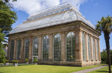 Edinburgh Kraliyet Botanik Bahçesi 'ndeki Palm House, bitkilerin çeşitliliği ve korunmasının yanı sıra popüler bir turistik ilgi odağı.. 