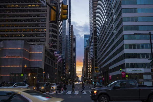 フィラデルフィア Usa 2020年2月29日 市庁舎から西を望む 市場と15番街の賑やかな交差点に夕日が昇る — ストック写真