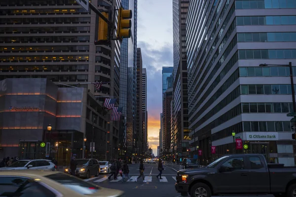 Philadelphia Usa Febr 2020 Naplemente Ragyog Piac Utca Forgalmas Kereszteződésében — Stock Fotó