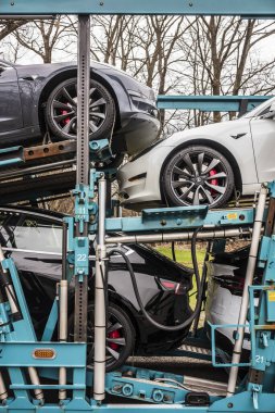 Vestal, New York / ABD - 11 Nisan 2020: 7 Tesla Modeli taşıyan yarı izci karavanı, beyaz, siyah ve gümüşe boyanmış, Paskalya haftasonu boyunca bir otoparkta park halinde duruyor.. 