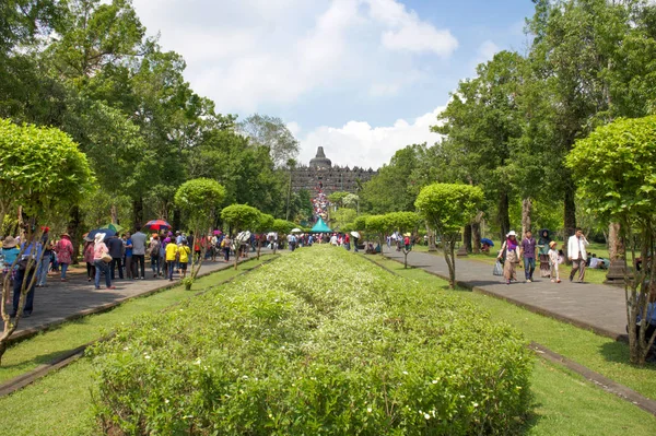 YOGYAKARTA, INDONESIA - 28 AGOSTO: Turisti in visita a Prambanan — Foto Stock