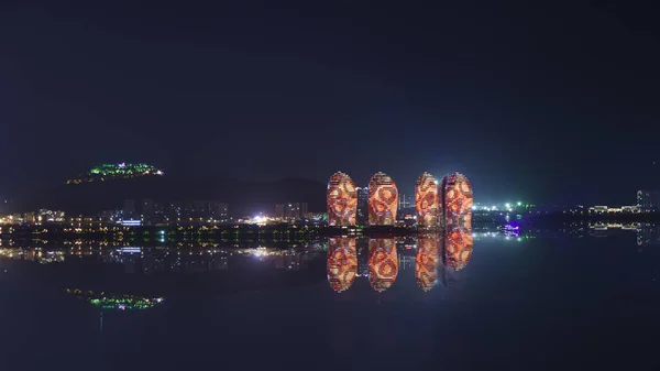 Vue de nuit d'une île artificielle Phoenix et de Sanya city illumi — Photo