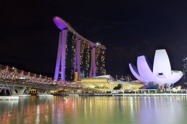 Marina Bay Sands Resort gece görünümü 