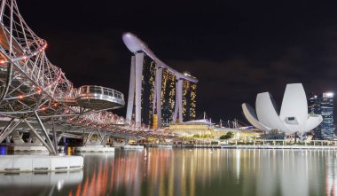 Marina Bay Sands Resort gece görünümü 